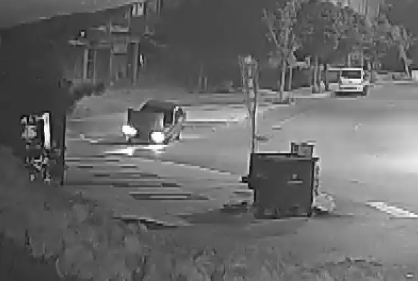 Otomobil ref&uuml;je &ccedil;ıktı, kazanın ardından ara&ccedil;tan inip ka&ccedil;tılar
