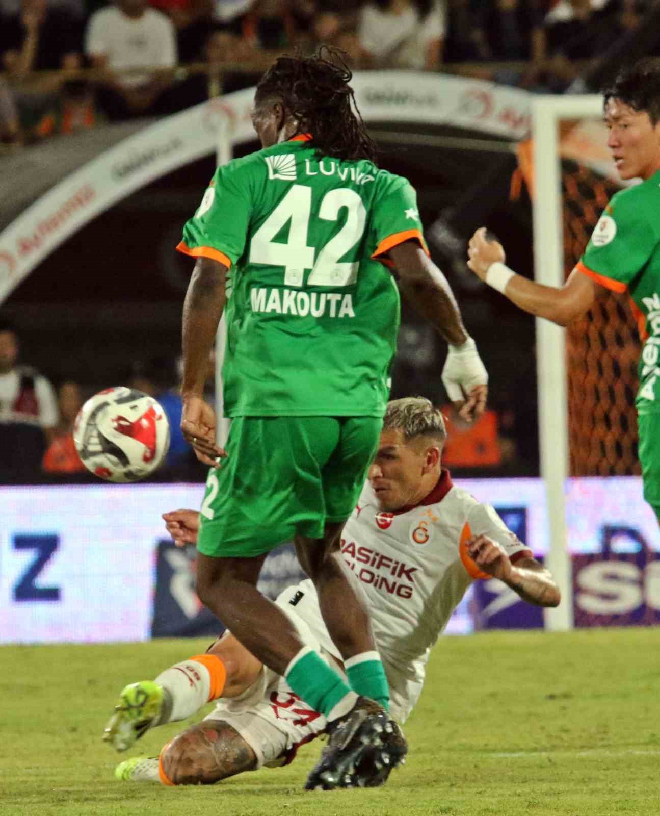 Trendyol S&uuml;per Lig: Corendon Alanyaspor: 0 - Galatasaray: 1 (İlk yarı)
