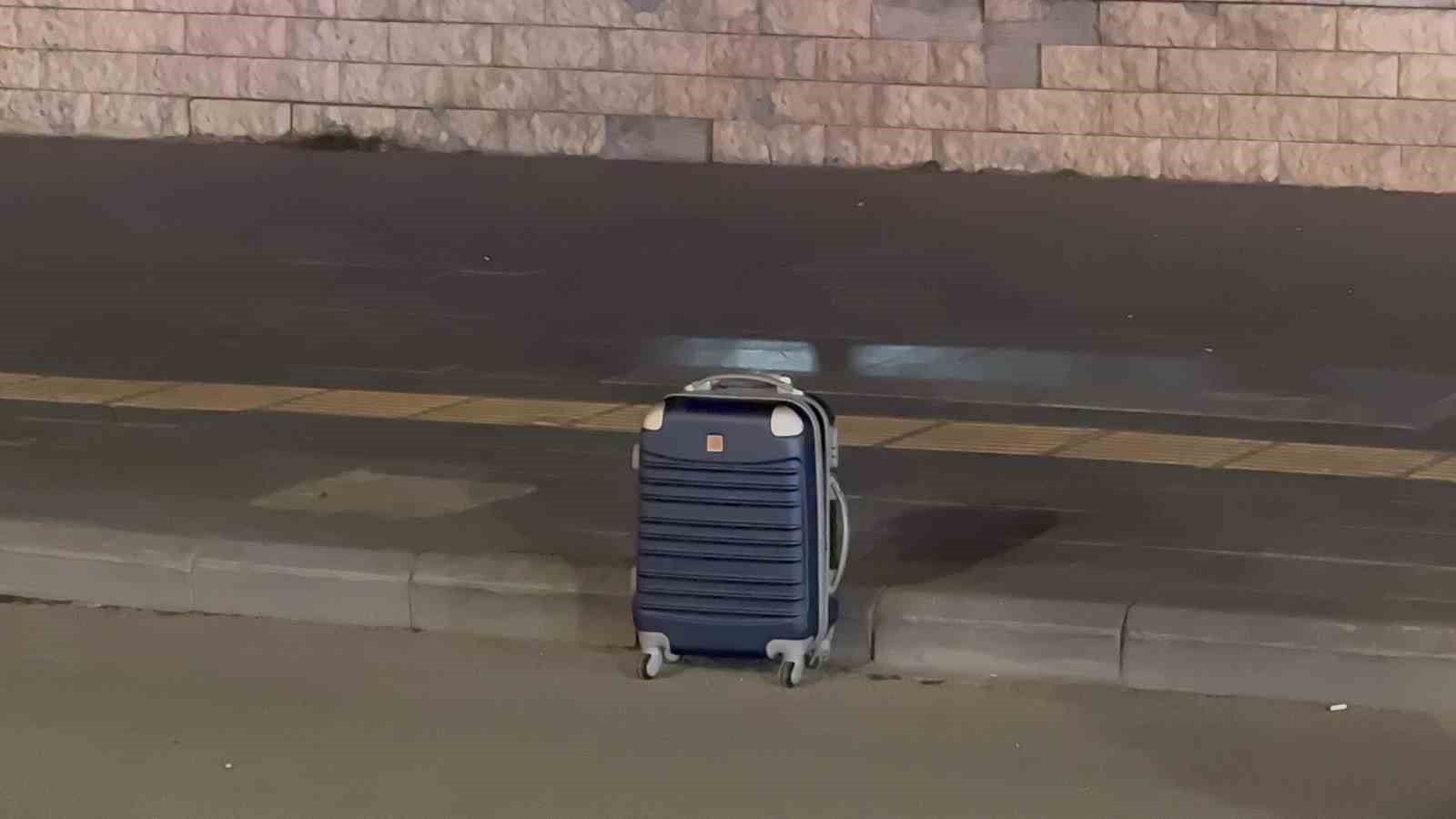 Tatvan&rsquo;da ş&uuml;pheli &ccedil;antadan kıyafet &ccedil;ıktı
