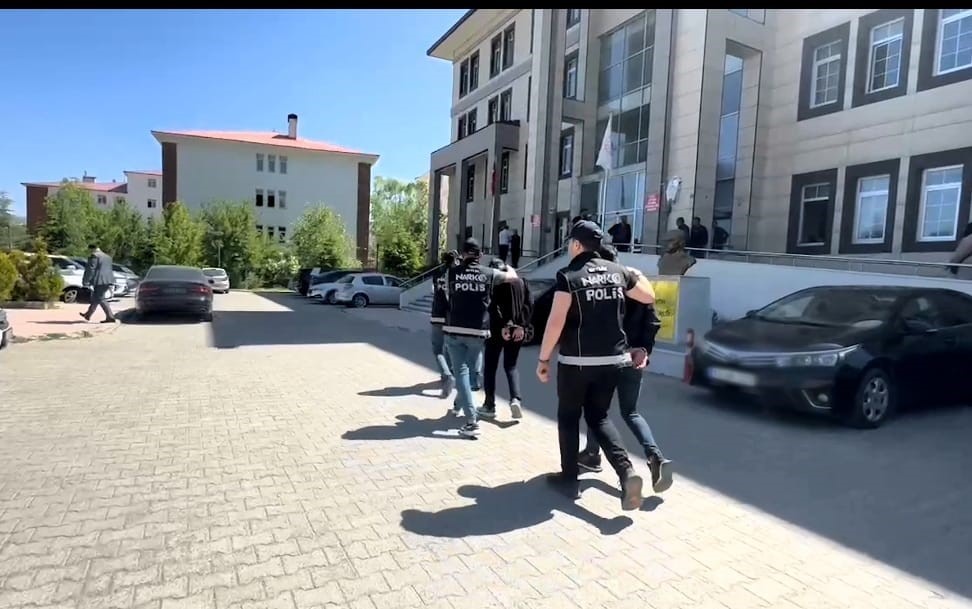 Bitlis&rsquo;te uyuşturucu satıcılarına operasyon: 10 kişi tutuklandı
