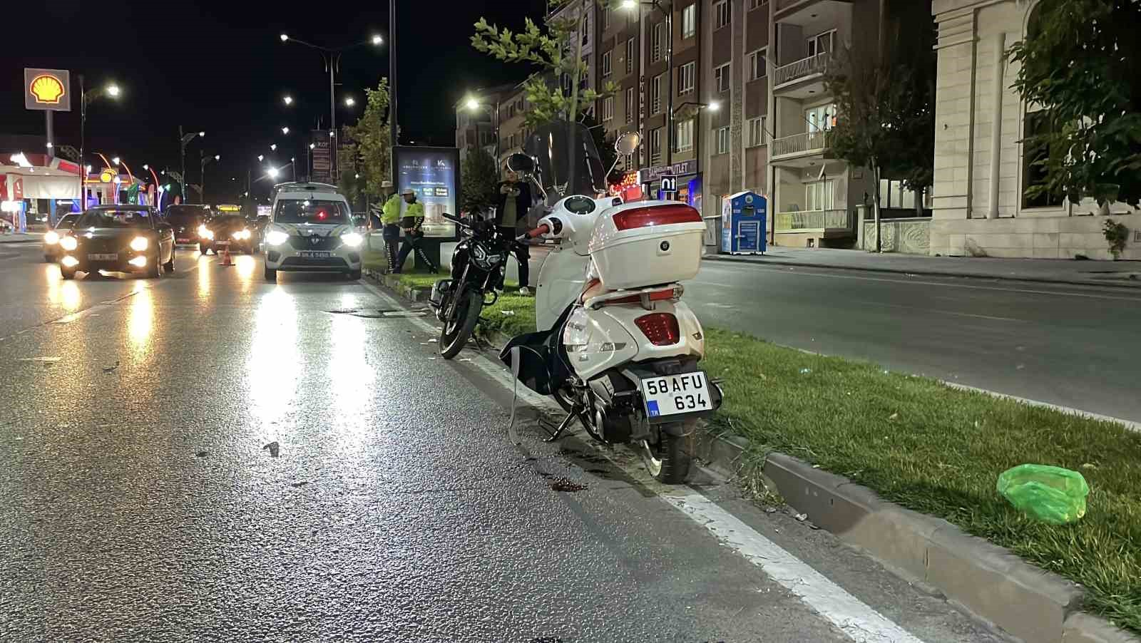 Sivas’ta iki motosiklet çarpıştı: 2 yaralı