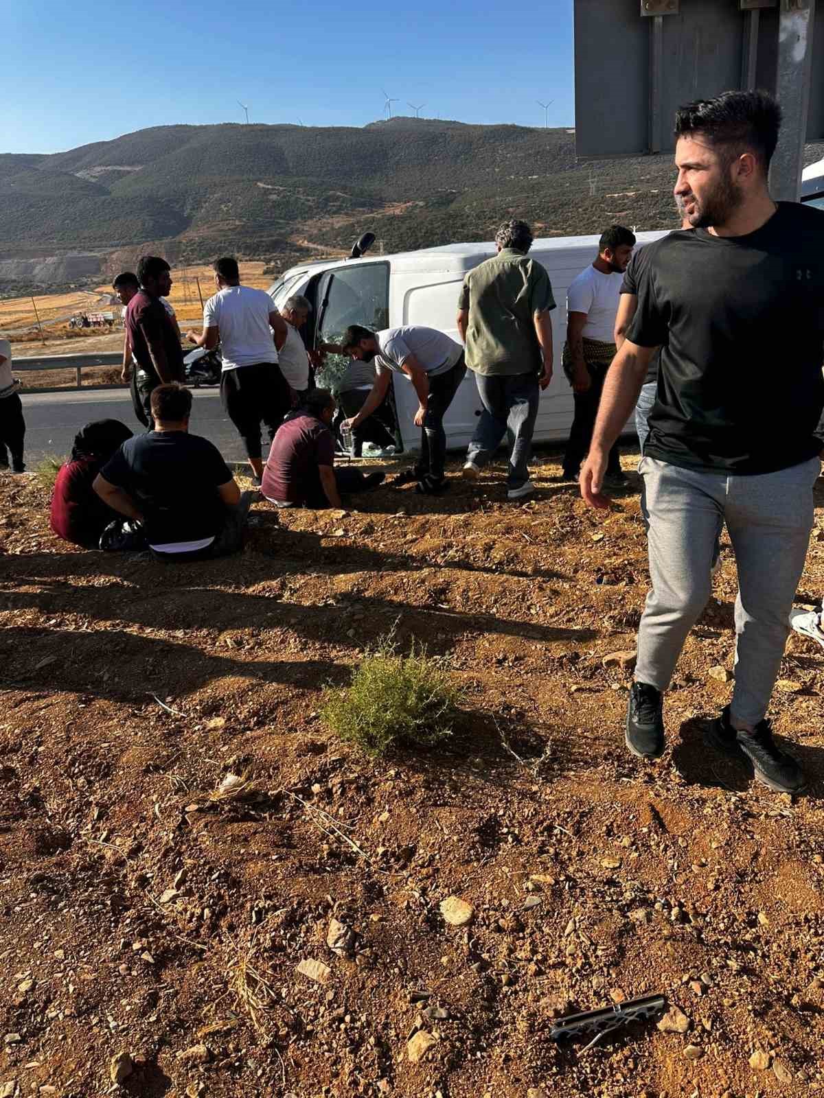 Gaziantep&rsquo;te otomobil ile minib&uuml;s &ccedil;arpıştı: 5 yaralı
