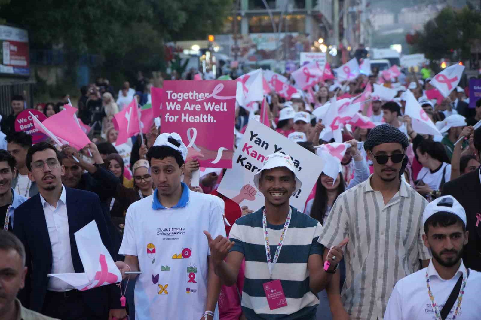 Muş&rsquo;ta g&ouml;n&uuml;ll&uuml;lerden "kanser farkındalığı" y&uuml;r&uuml;y&uuml;ş&uuml;
