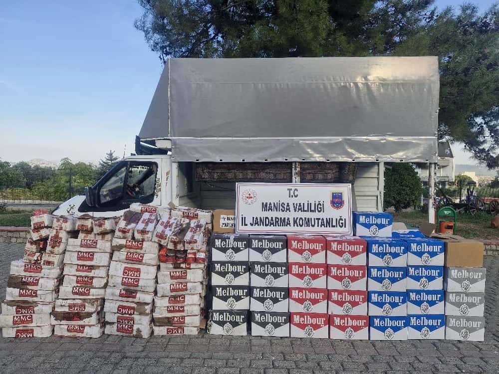 Otoyolda kaçak tütün ve sigara kağıdı yakalandı