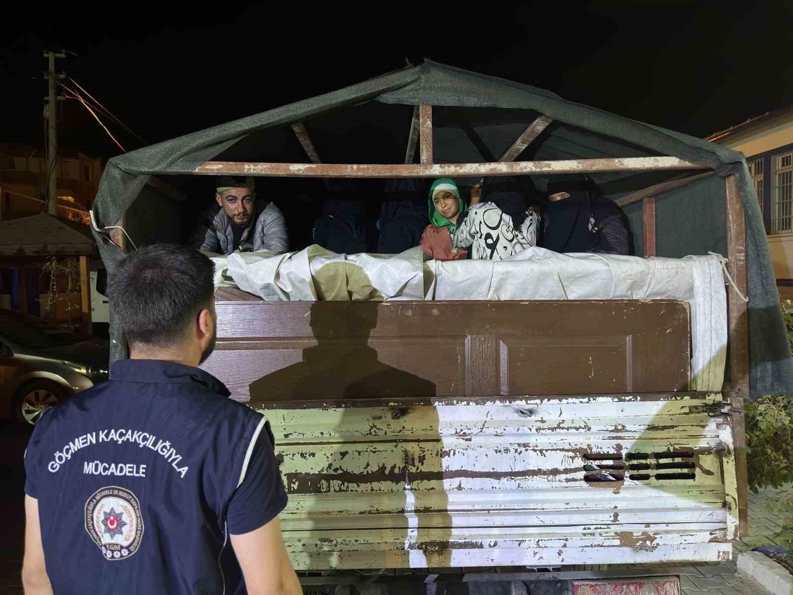 Göçmenleri kamyonet kasasında gizleyerek taşıyan şahıs yakayı ele verdi: 20 göçmen yakalandı