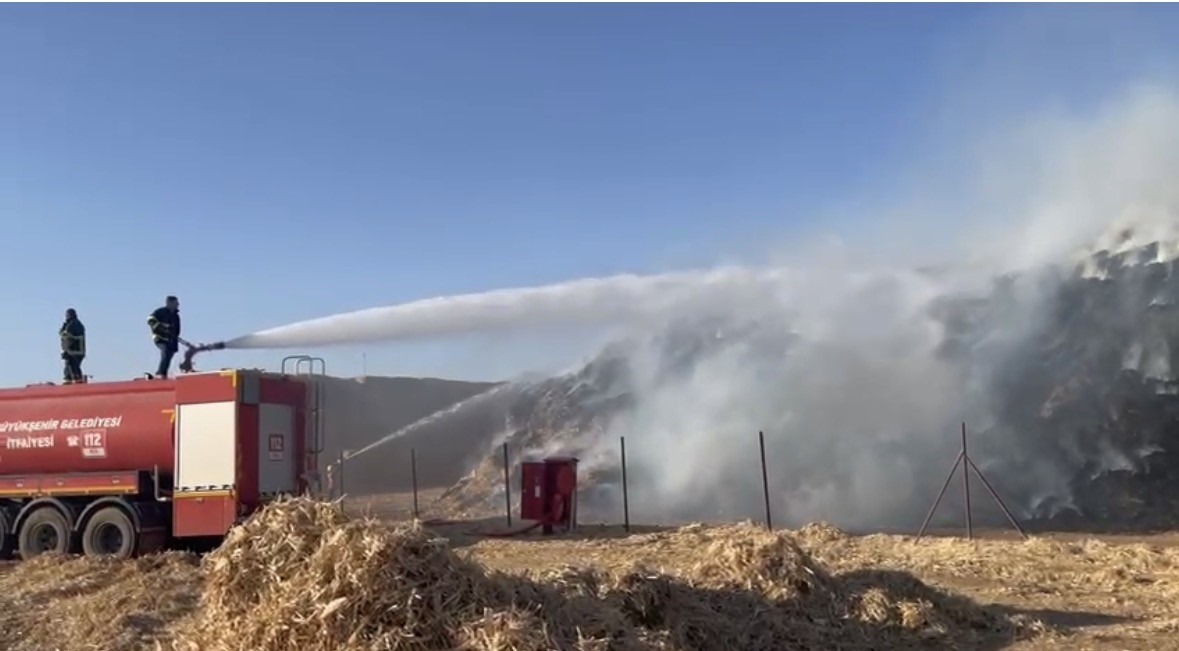 Mardin’de mısır balyalarının bulunduğu tarlada çıkan yangın söndürüldü