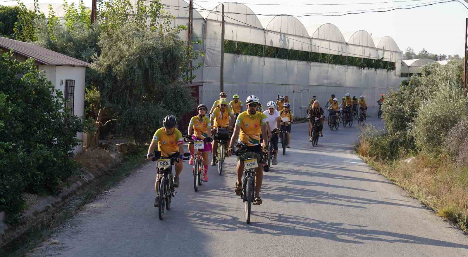 Tarih ve doğanın i&ccedil;inde pedal &ccedil;evirdiler
