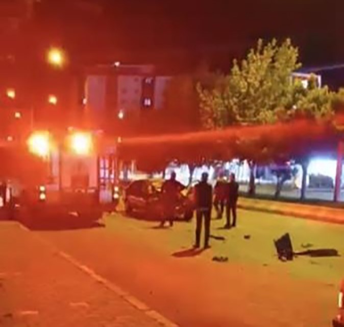 Muş-Bitlis yolunda otomobil traktöre çarptı: 1 yaralı