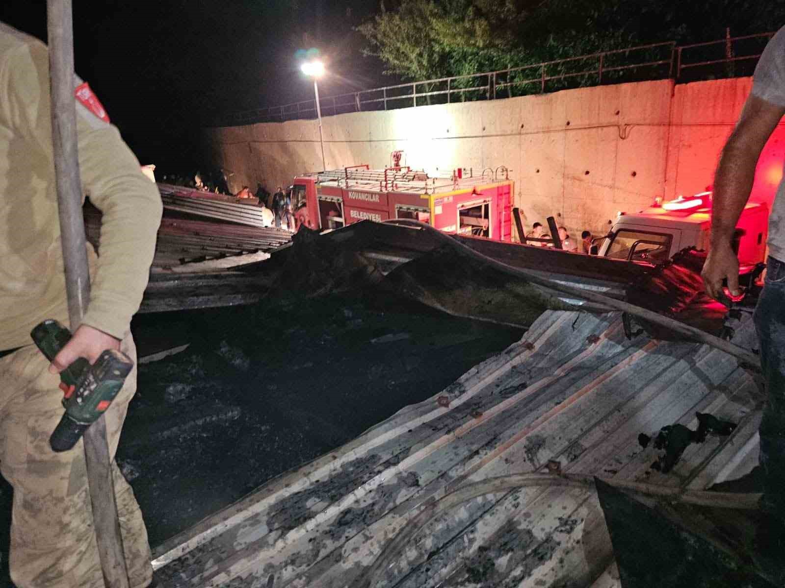 Elazığ&rsquo;da ev yangını: 3 kişi dumandan etkilendi
