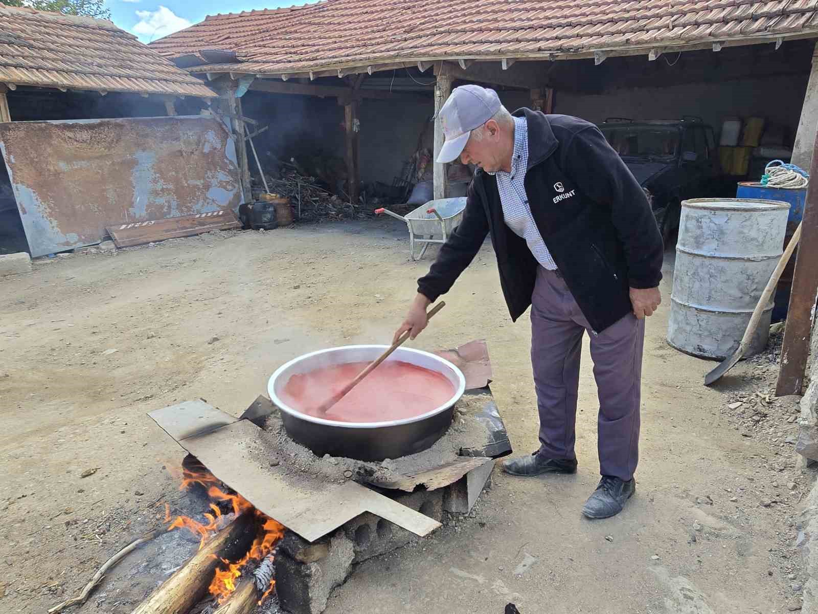 &Uuml;&ccedil; yıl &ouml;m&uuml;rl&uuml; ev yapımı sal&ccedil;alar pişirilmeye başlandı
