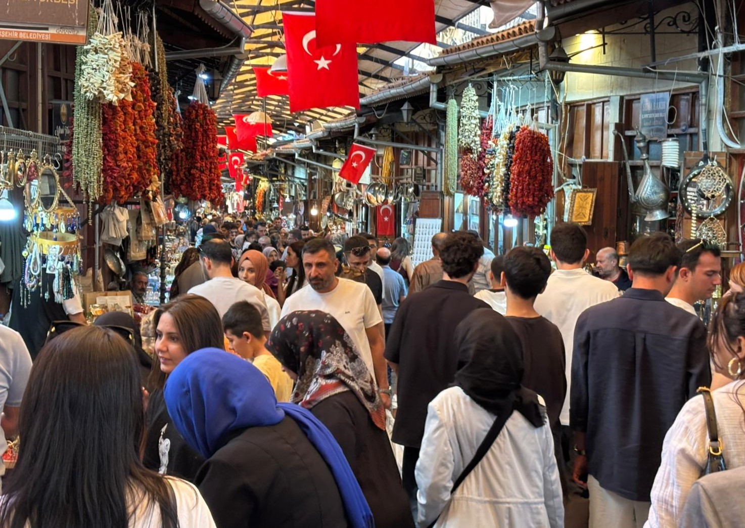 &Ccedil;eki&ccedil; seslerinin hi&ccedil; susmadığı Gaziantep&rsquo;teki Bakırcılar &Ccedil;arşısı turistlerin g&ouml;zdesi
