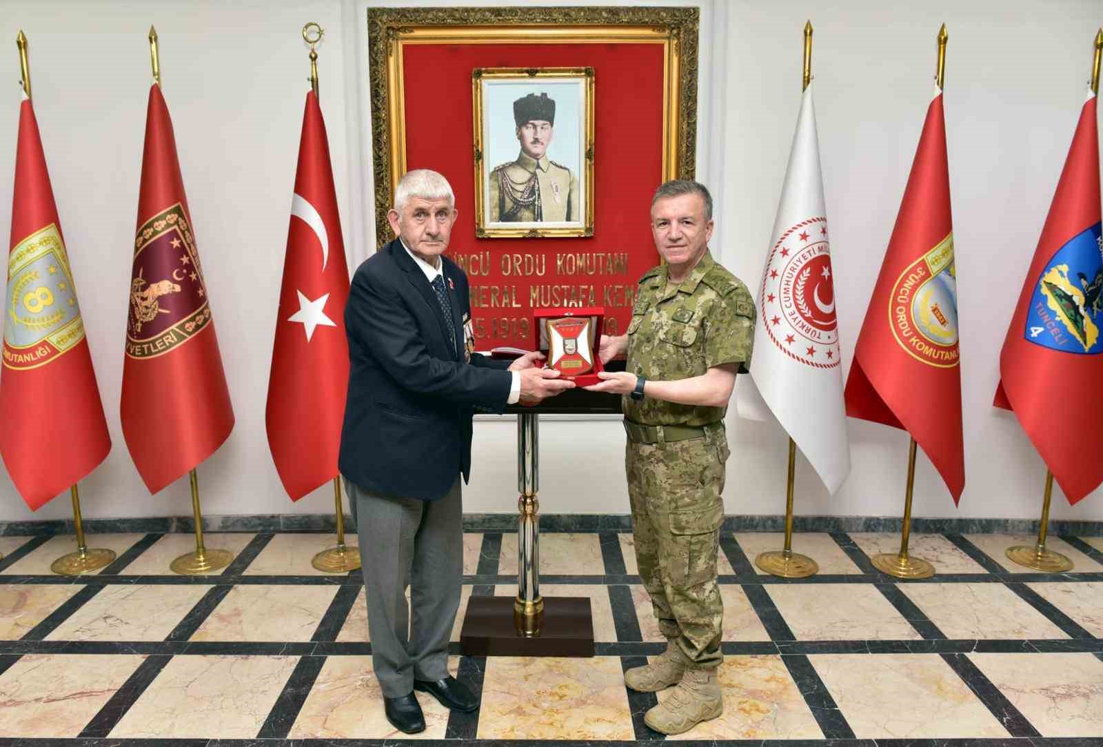 Gazilerden 3&rsquo;nc&uuml; Ordu Komutanı Altuğ Paşa&rsquo;ya hayırlı olsun ziyareti
