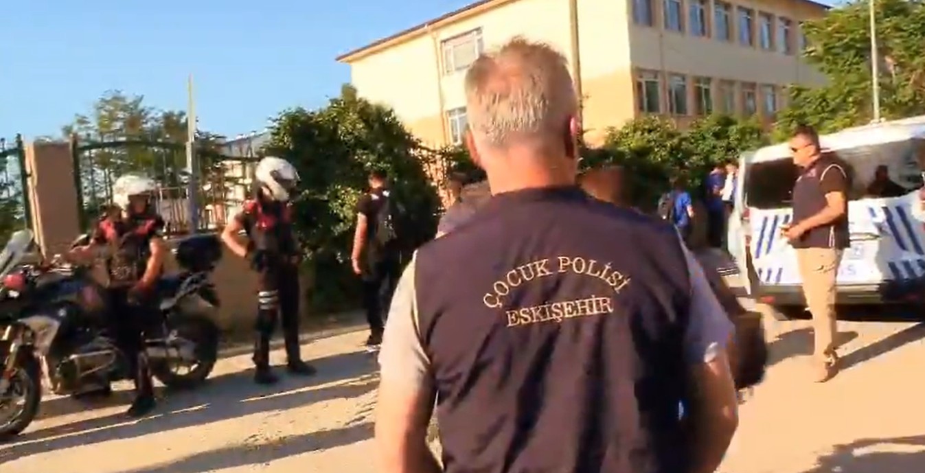 Polis ekiplerinin okul çevrelerinde denetimleri sürüyor