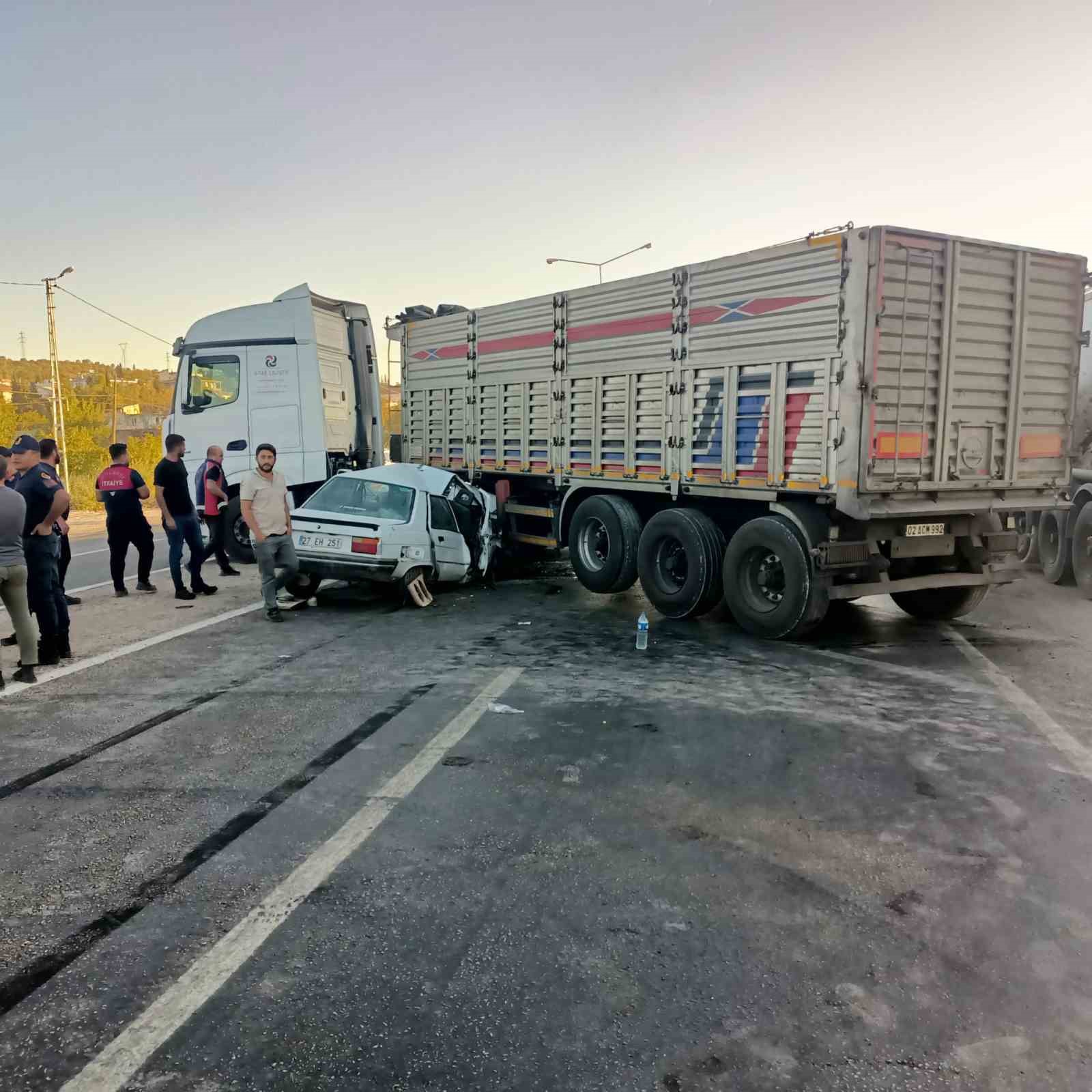 Tır ile otomobil çarpıştı: 3 yaralı

