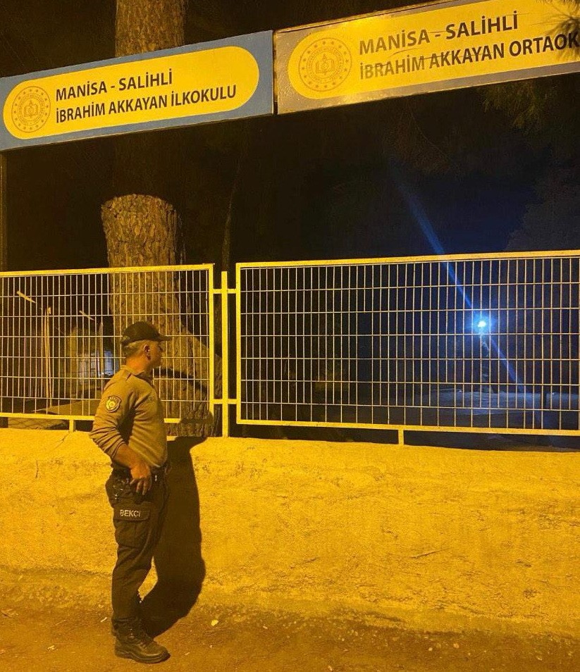 Salihli&rsquo;de gece bek&ccedil;ileri, &ouml;ğrencilerin g&uuml;venliği i&ccedil;in n&ouml;bette
