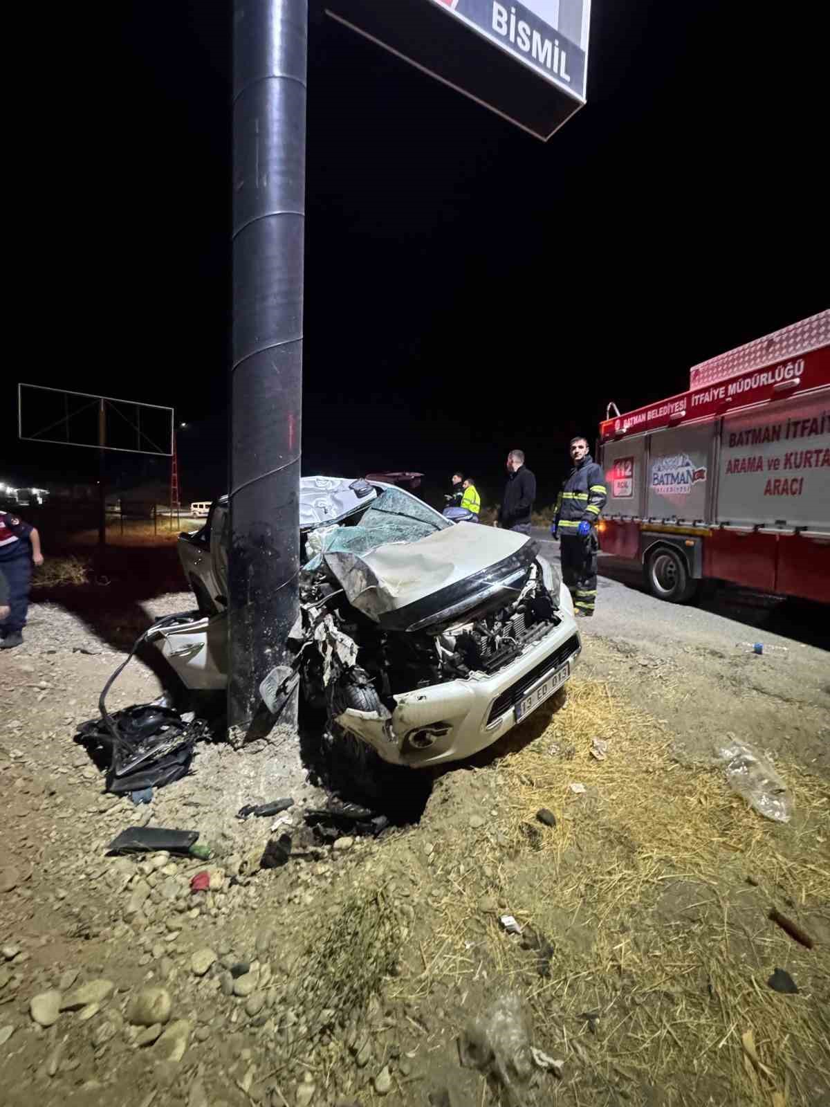 Reklam panosu direğine çarpan otomobil hurdaya döndü: 3 yaralı