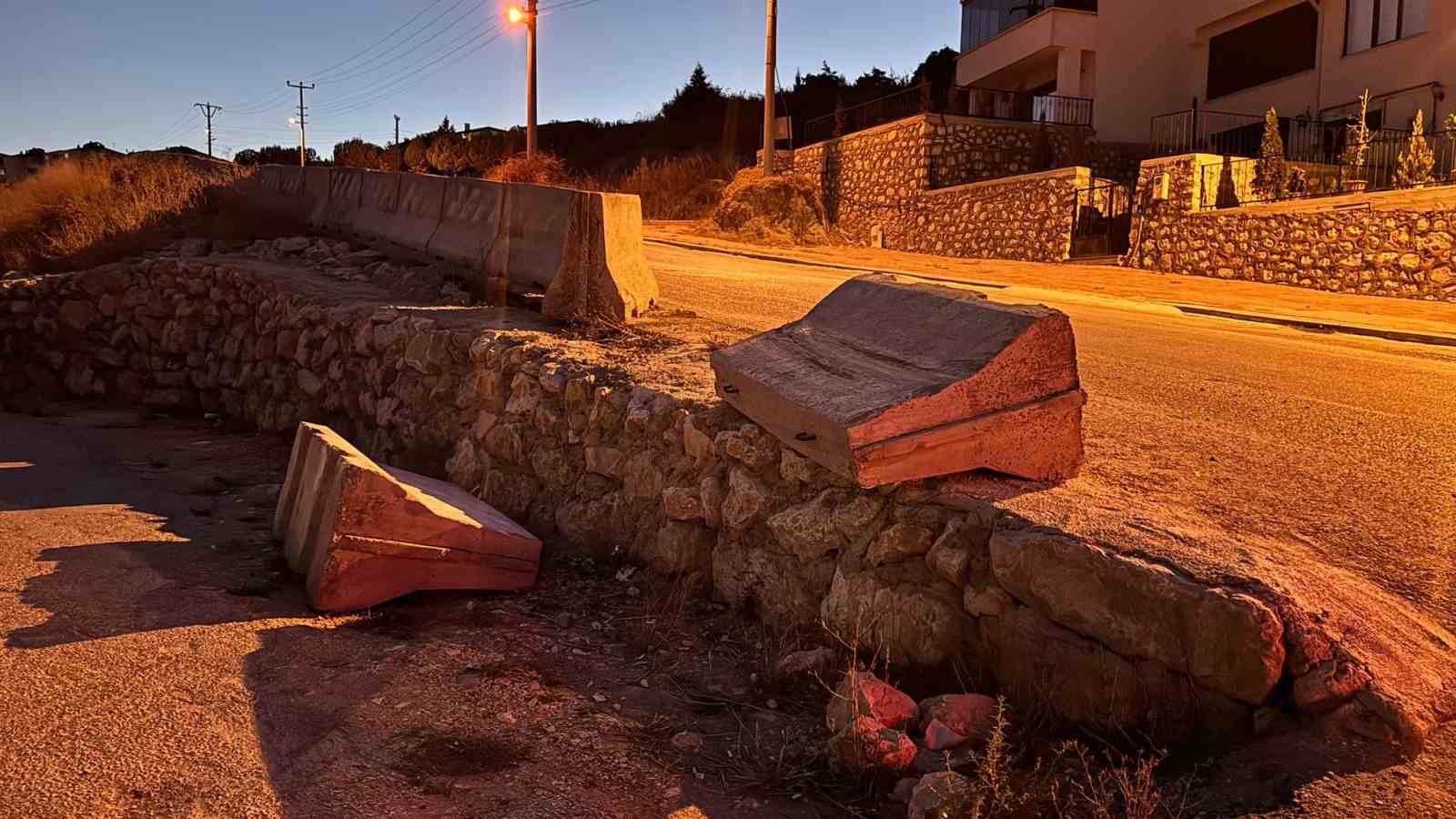 Bariyerlere çarpan otomobil sürücüsü yaralandı