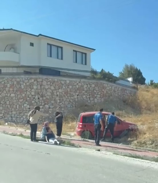 Bariyerlere &ccedil;arpan otomobil s&uuml;r&uuml;c&uuml;s&uuml; yaralandı
