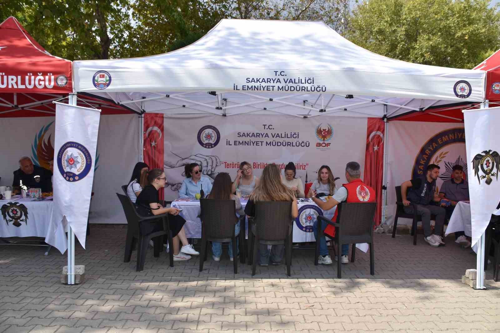 Sakarya emniyeti 5 bin &uuml;niversite &ouml;ğrencisine g&uuml;venlik bilinci aşıladı
