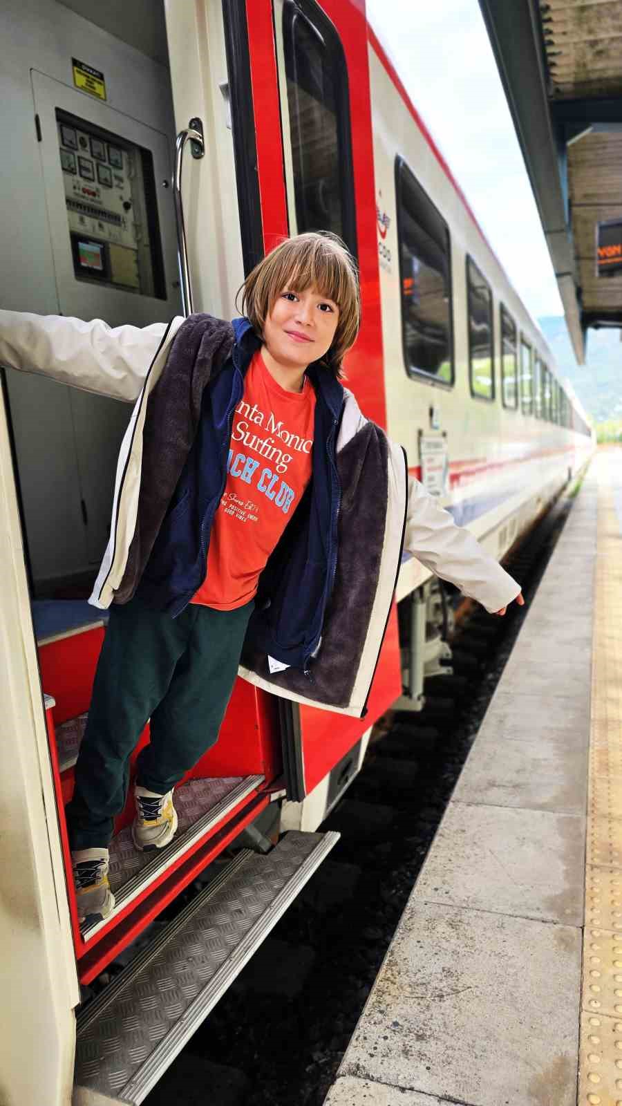 Turistik Karaelmas Ekspresi yolcuları Yenice&rsquo;nin doğasına hayran kaldı
