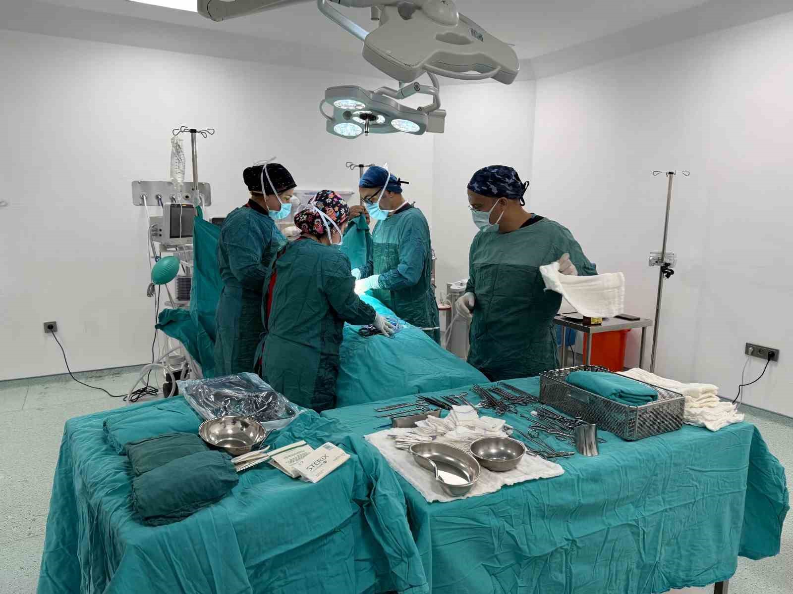 Deprem sonrası yeniden yapılan Nurhak Devlet Hastanesi&rsquo;nde ilk ameliyat
