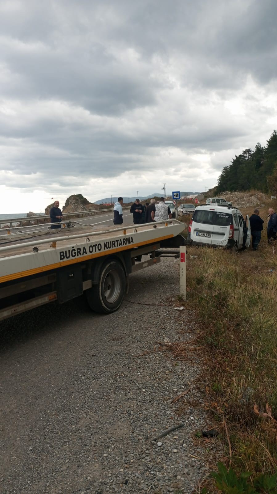 Türkeli’de otomobil istinat duvarına çarptı: 3 yaralı