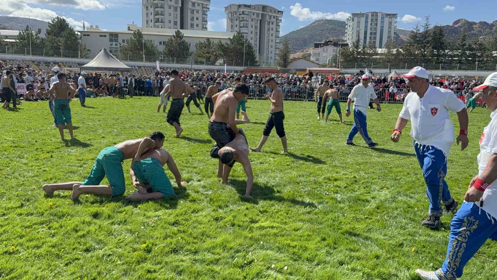 Başpehlivanlar Tokat’taki er meydanında kol bağladı