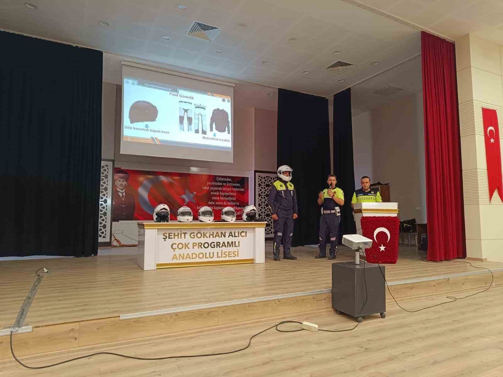 Gaziantep&rsquo;te jandarmadan 150 motosiklet s&uuml;r&uuml;c&uuml;s&uuml;ne g&uuml;venli s&uuml;r&uuml;ş eğitimi

