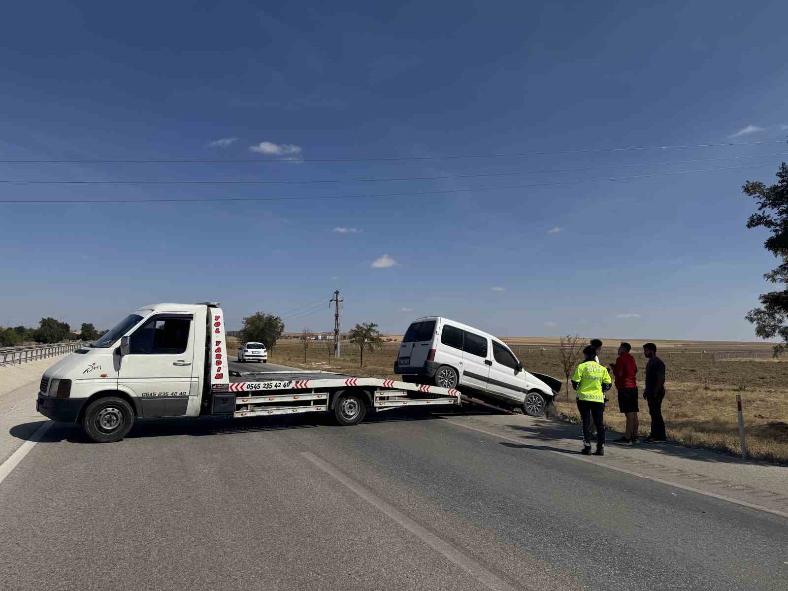 Şarampole d&uuml;şen ara&ccedil;takiler kazayı hafif atlattı
