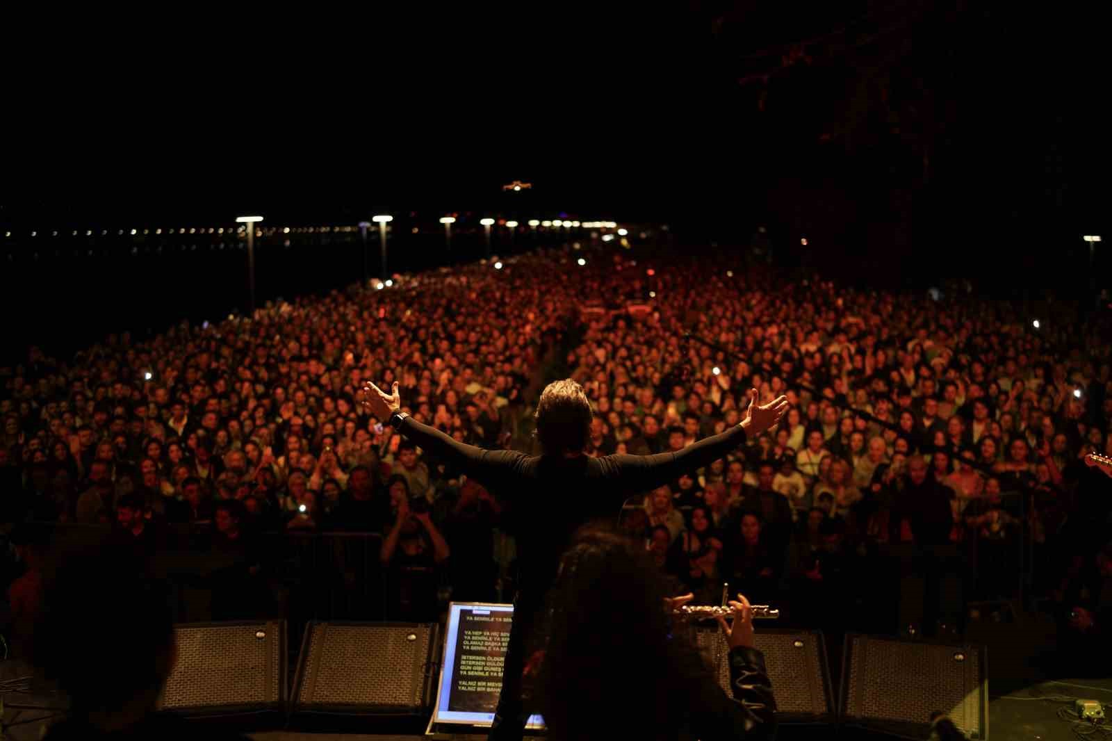 Edirne’de konser veren Kıraç, Güllü’yü andı
