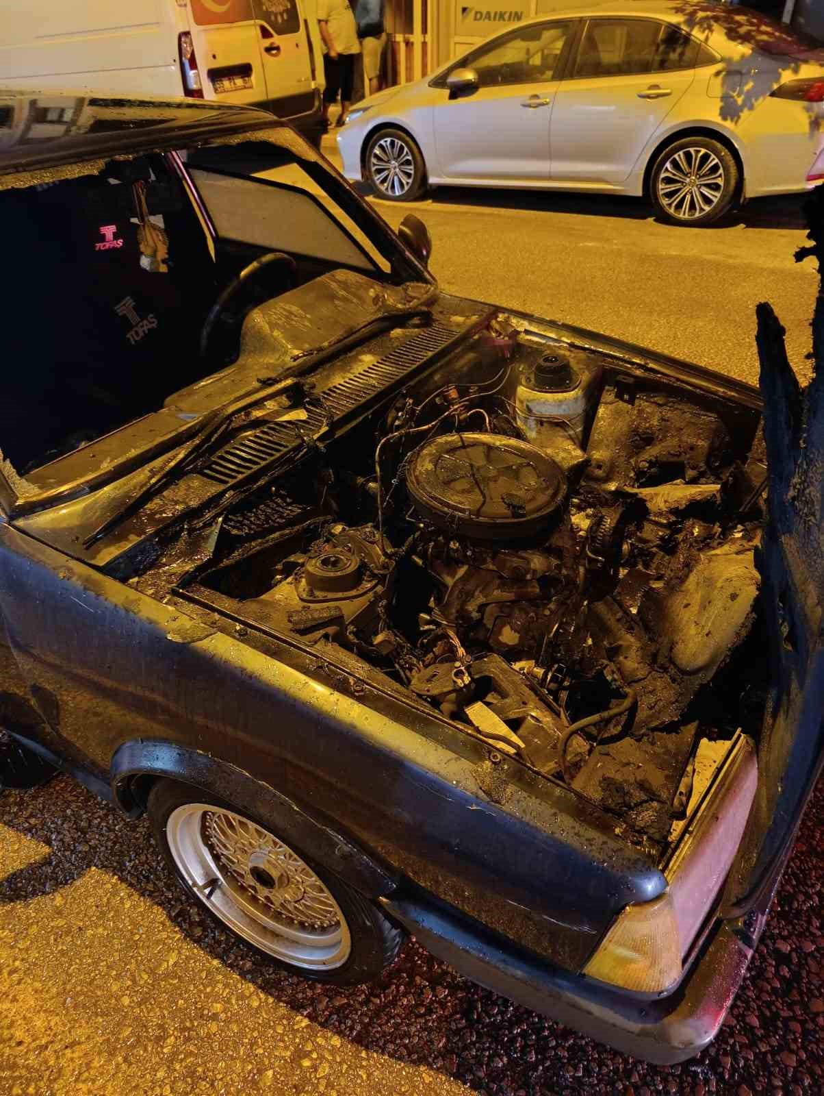 Seyir halindeki otomobil bir anda alev topuna d&ouml;nd&uuml;
