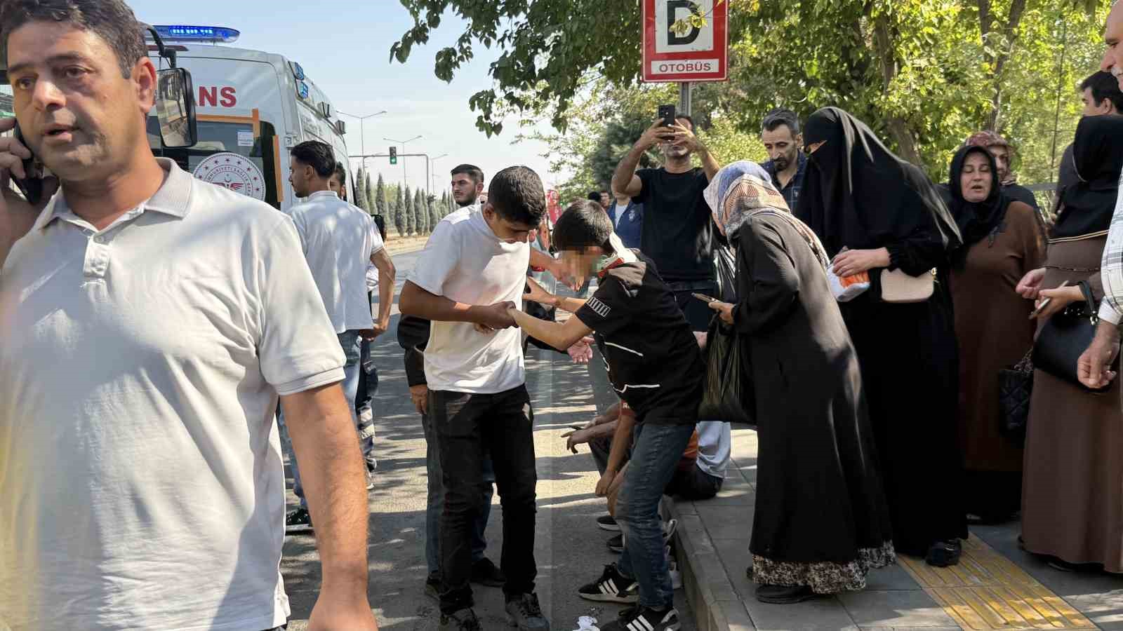 Diyarbakır&rsquo;ın Yenişehir il&ccedil;esinde freni patlayan halk otob&uuml;s&uuml;n&uuml;n, durakta bekleyen halk otob&uuml;s&uuml;ne &ccedil;arpması sonucu &ccedil;ok sayıda yolcu yaralandı.
