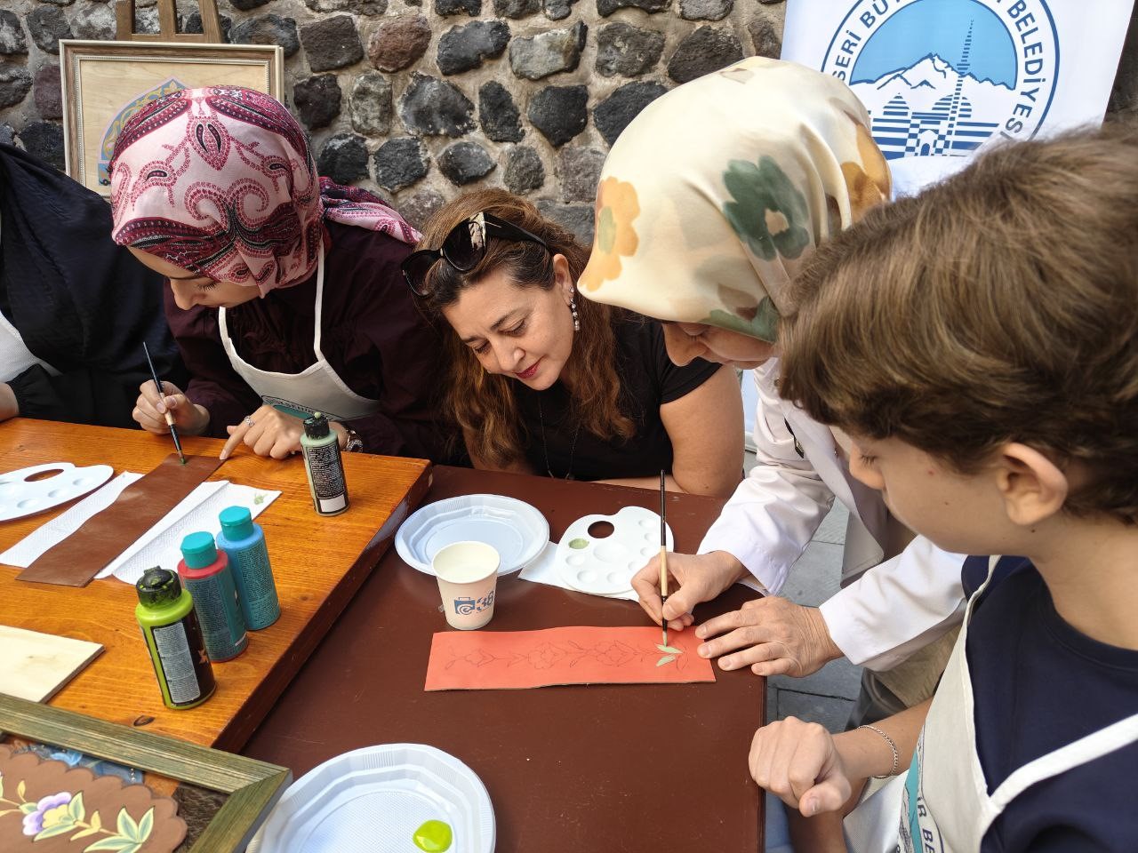 Kursiyerler geleneksel motifleri deri &uuml;zerine işledi
