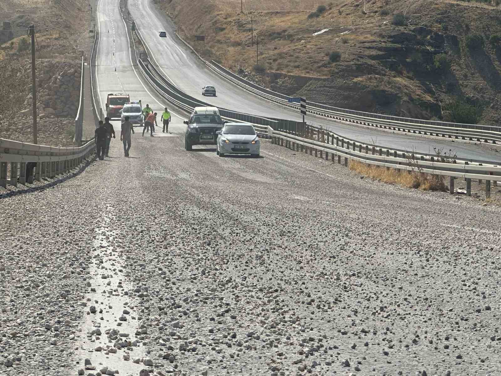 Karayoluna d&ouml;k&uuml;len mıcır kazaya neden oldu
