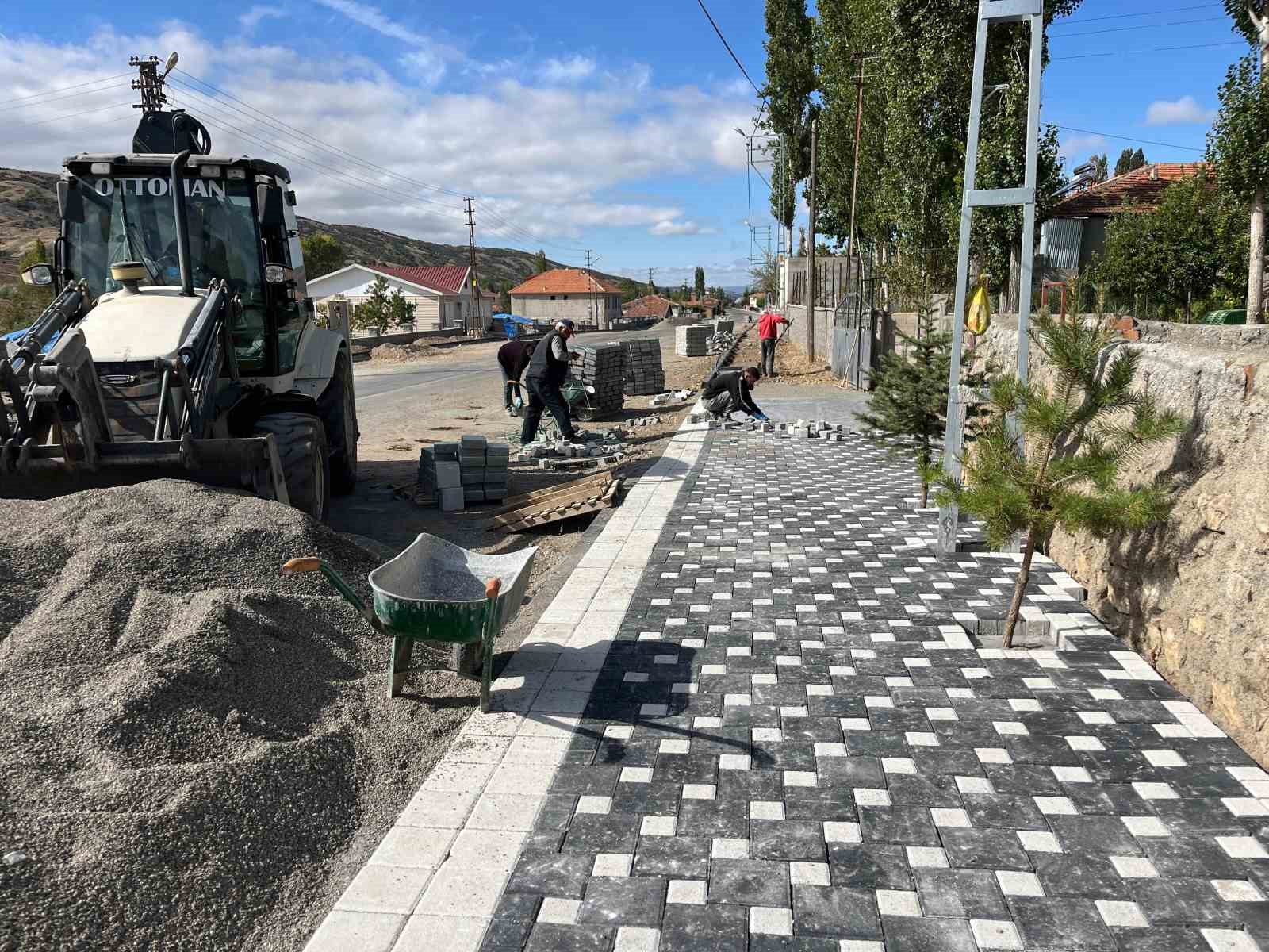 &Ouml;z&uuml;kavak Belediyesi&rsquo;nden Şeyhyakup Caddesi&rsquo;nde kaldırım d&uuml;zenlemesi
