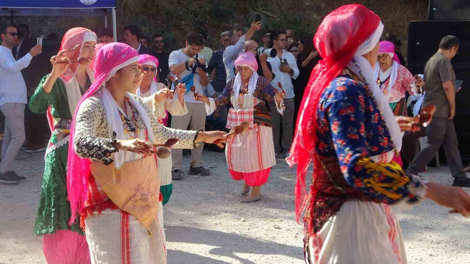 G&ouml;ktepe Dayanışma ve K&uuml;lt&uuml;r festivali kortej y&uuml;r&uuml;y&uuml;ş&uuml;yle başladı
