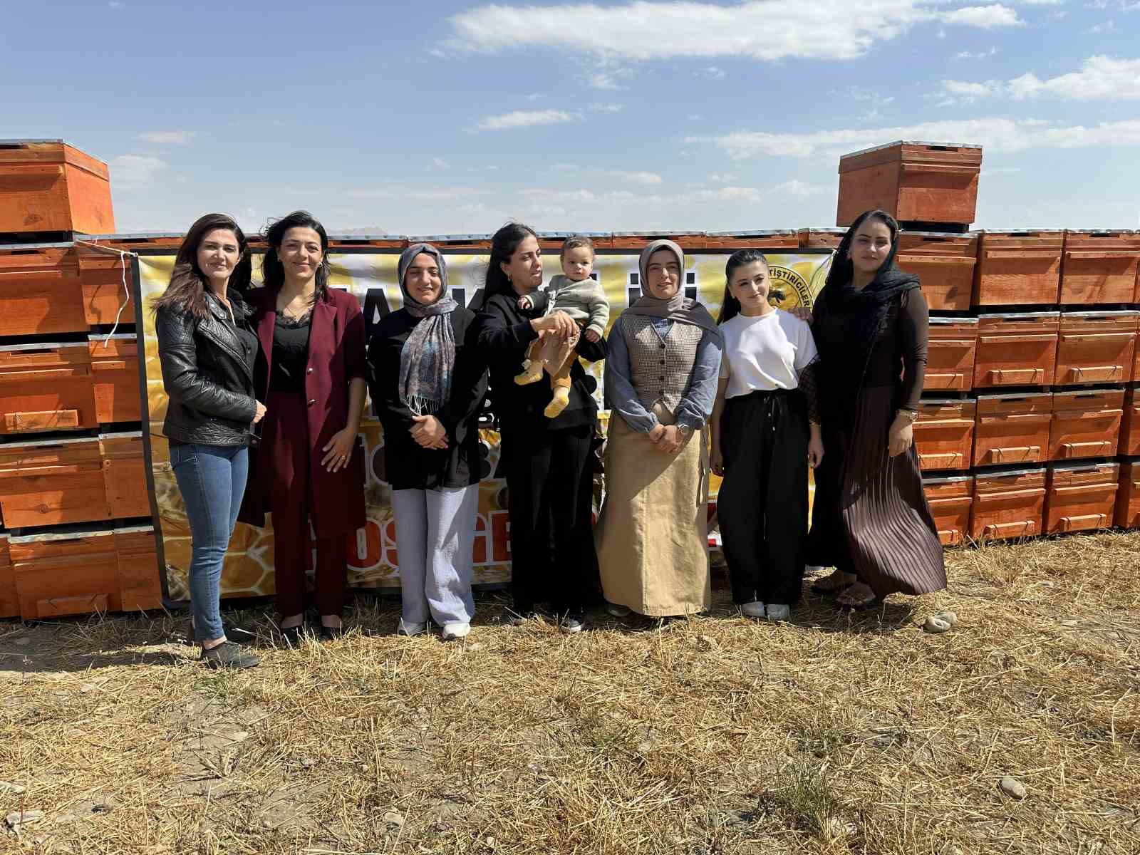 Yüksekova’da arıcılığa kadın eli değiyor: "Bin 275 kovan desteği verildi"