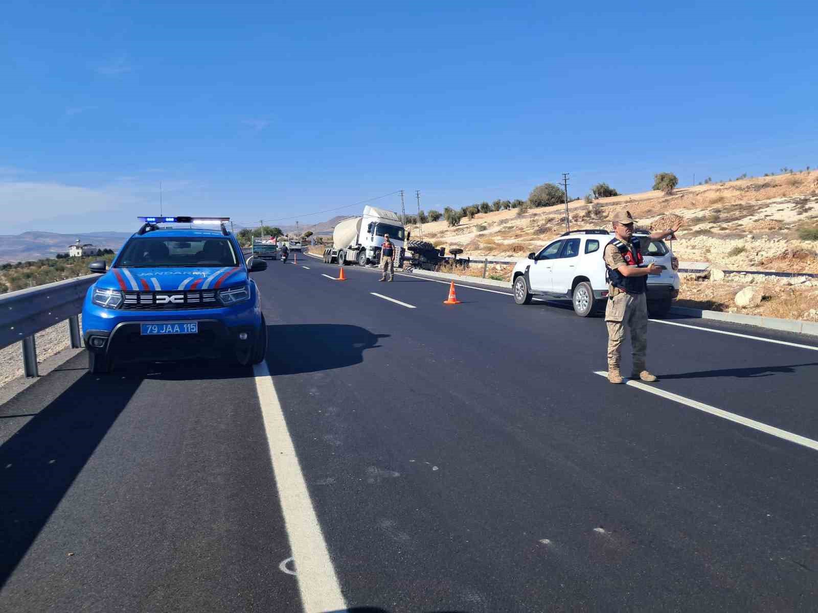 Beton mikseri traktöre çarptı: 1 yaralı