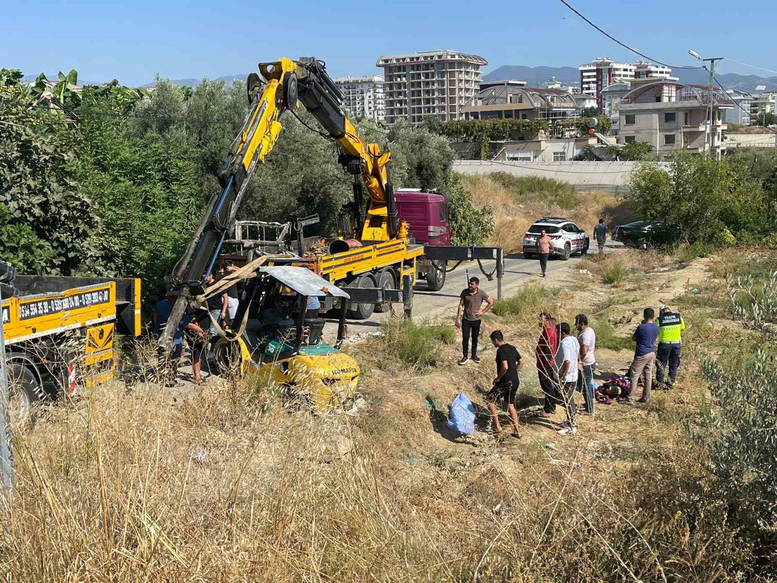 Antalya’da devrilen forkliftin altında kalan sürücü hayatını kaybetti