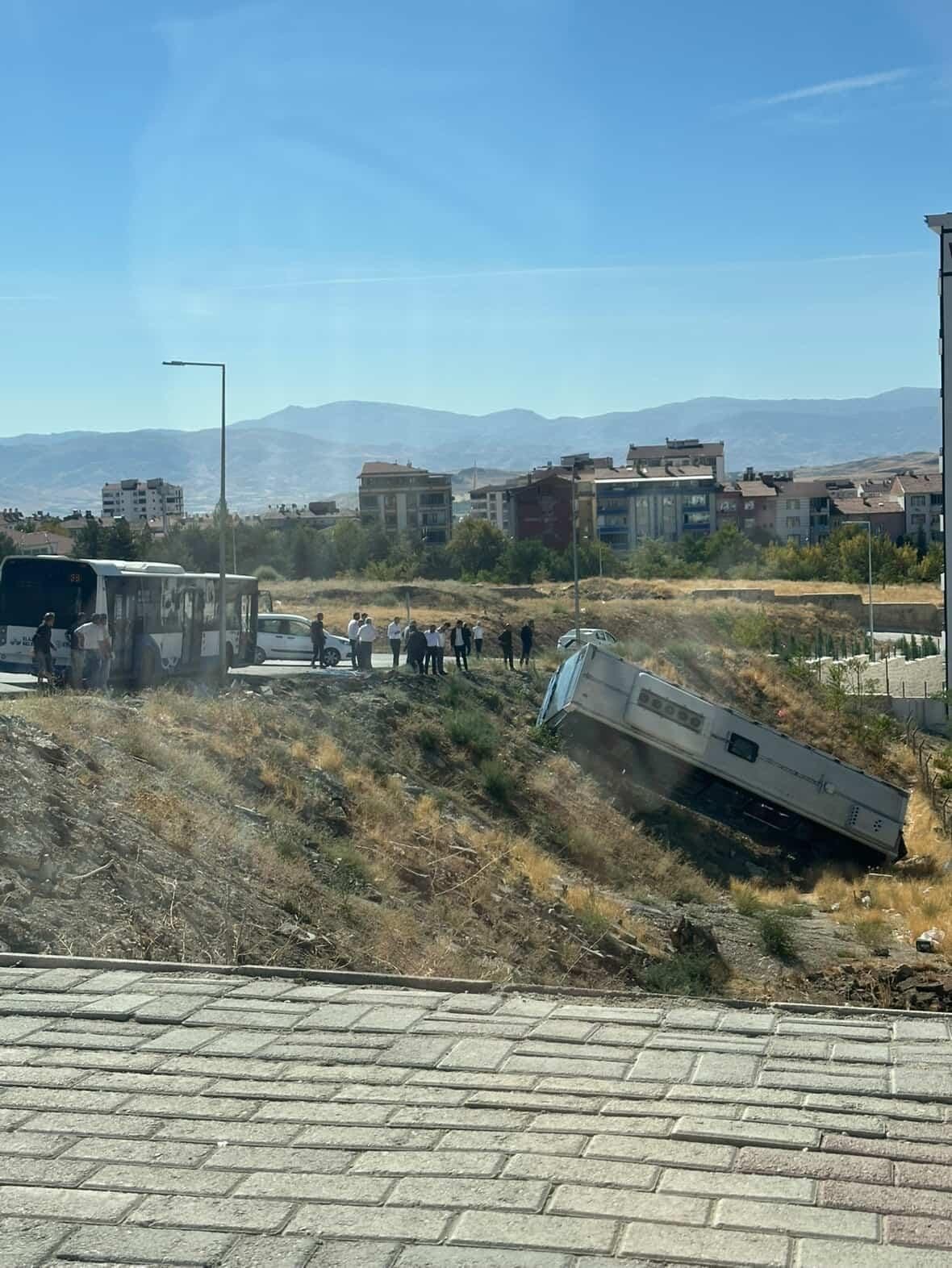 Elazığ’da park halindeki otobüs şarampole yuvarlandı