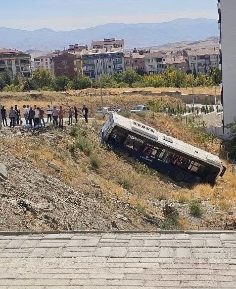 Elazığ&rsquo;da park halindeki otob&uuml;s şarampole yuvarlandı

