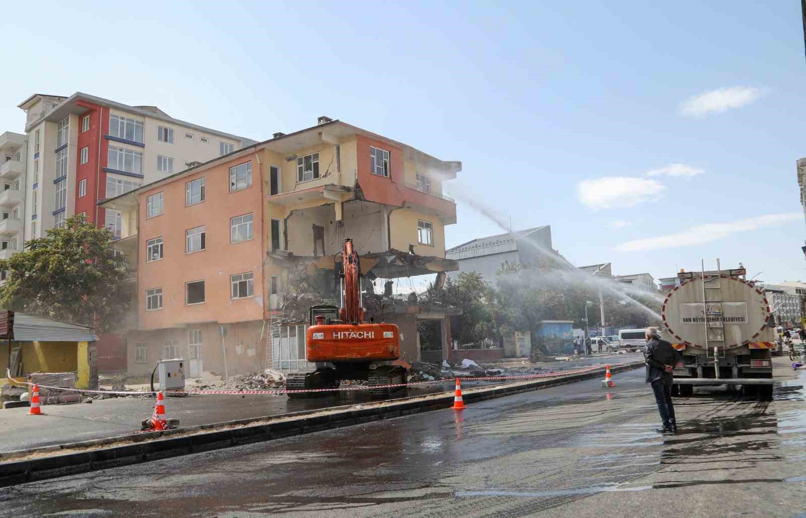 Van&rsquo;da yol genişletme &ccedil;alışmaları i&ccedil;in 4 katlı bina yıktırıldı
