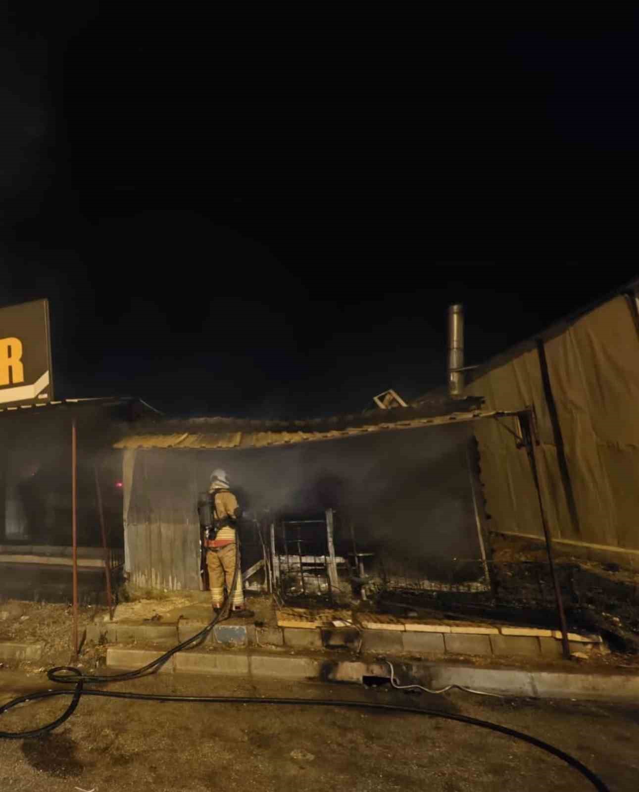 Antakya&rsquo;da alevlere teslim olan iş yeri kullanılmaz hale geldi
