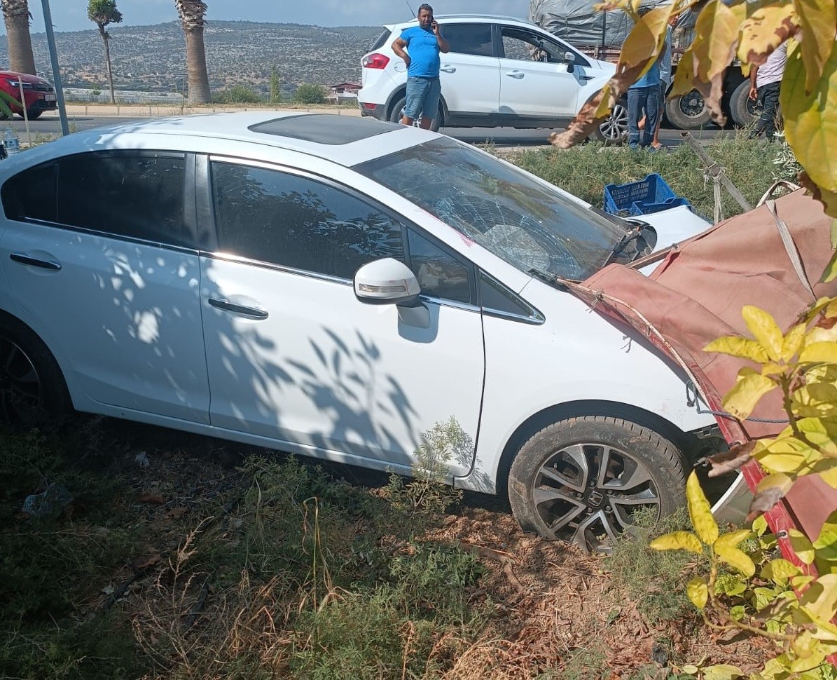 Otomobil bah&ccedil;eye daldı: Hasat yapan iş&ccedil;ilerden 1&rsquo;i &ouml;ld&uuml;, 3&rsquo;&uuml; yaralandı
