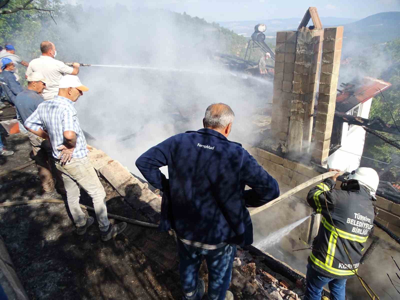Hisarcık’ta bir evde çıkan yangın ormana sıçramadan söndürüldü