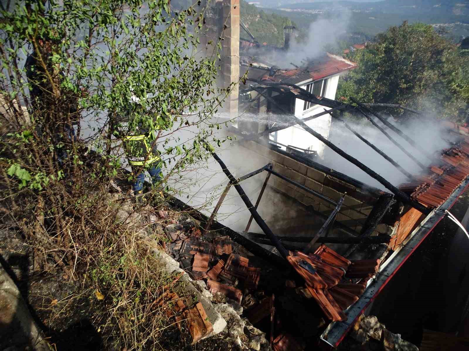 Hisarcık&rsquo;ta bir evde &ccedil;ıkan yangın ormana sı&ccedil;ramadan s&ouml;nd&uuml;r&uuml;ld&uuml;
