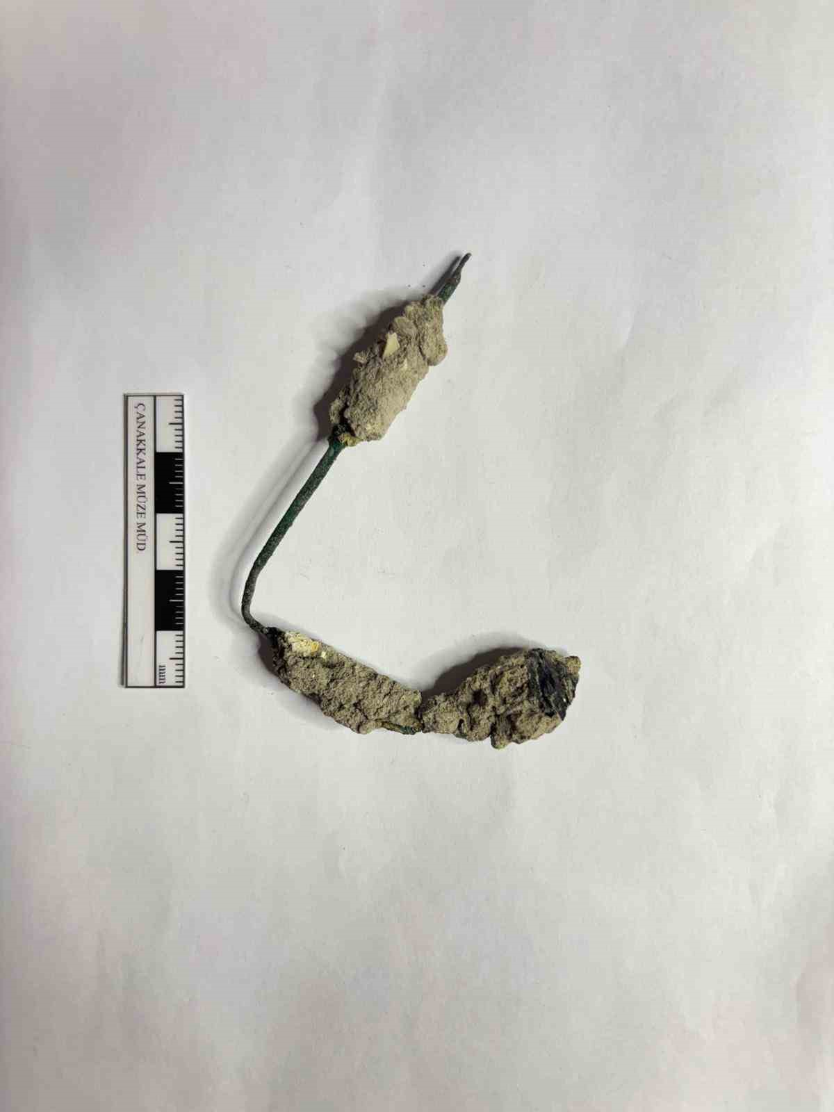 Troya&rsquo;da 4 bin 500 yıllık altın broş ve yeşim taşı bulundu
