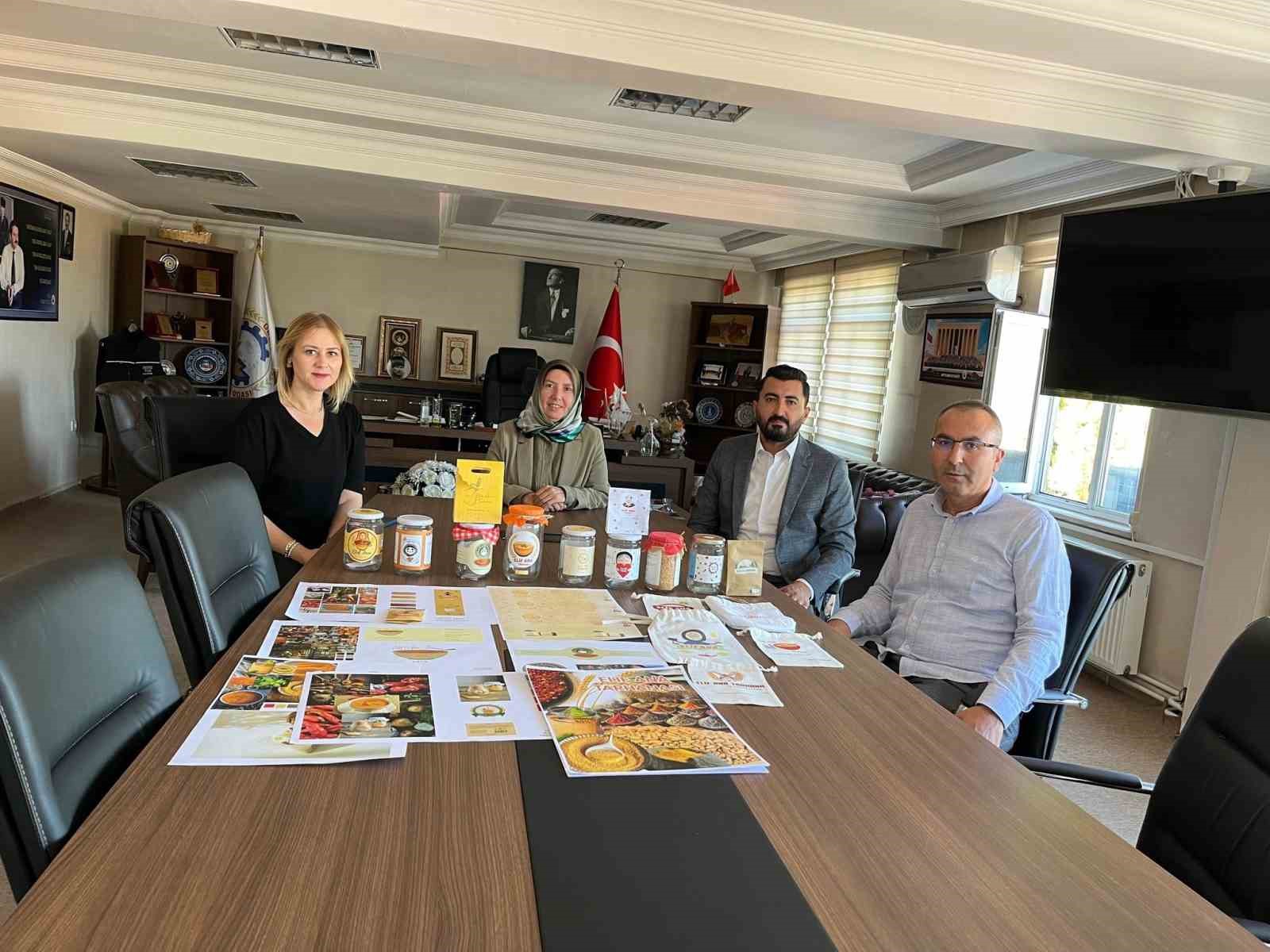 Gediz’de eğitim ve iş dünyası buluştu: Öğrenciler kooperatife tasarım desteği verdi