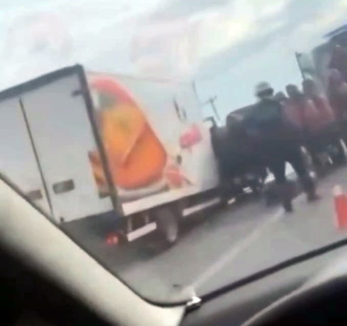 D-100’de kontrolden çıkan kamyonet bariyerlere çarptı: 2 yaralı