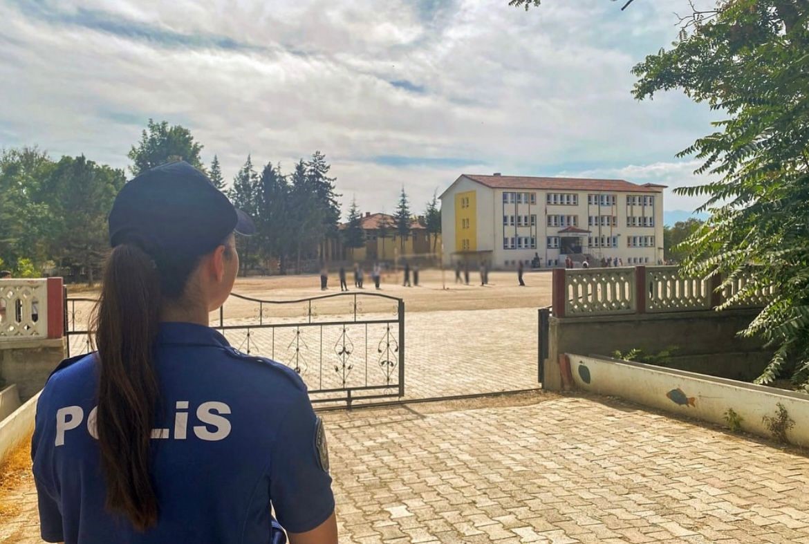 Isparta&rsquo;da okul &ouml;nleri ve asayişe y&ouml;nelik uygulama ger&ccedil;ekleştirildi
